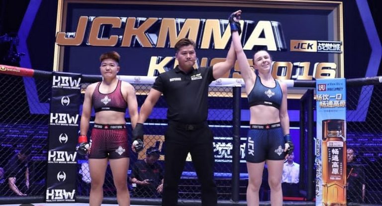 Kelley Hamming na haar tweede professionele MMA-overwinning in China